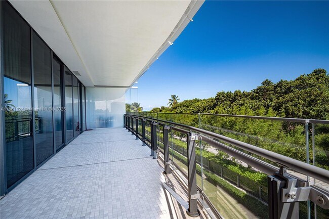 Foto del edificio - 8701 Collins Ave