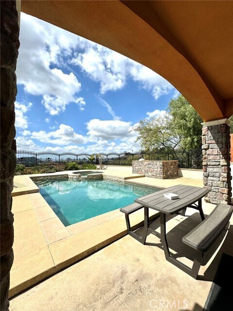 Foto del edificio - 1701 Crest View Pl