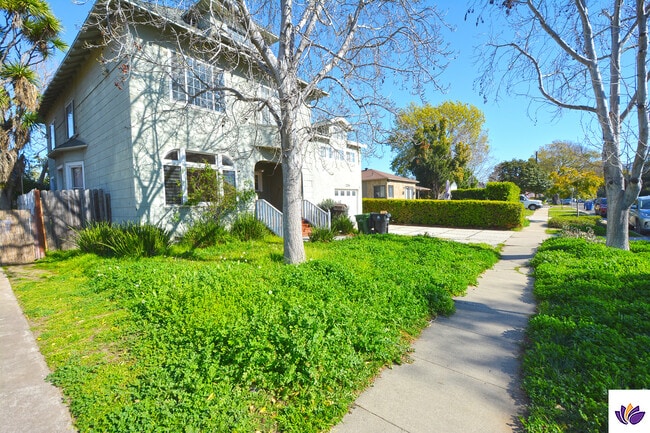 Building Photo - 2254 Wellesley Ave