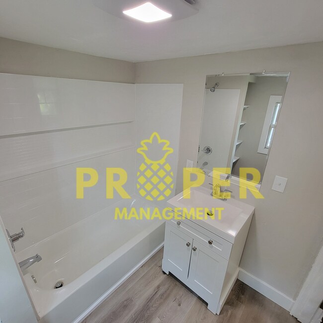 Building Photo - Large 4 bed home with Basement washer and ...