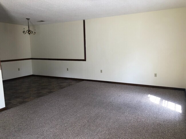Building Photo - 18 Woodcreek Way