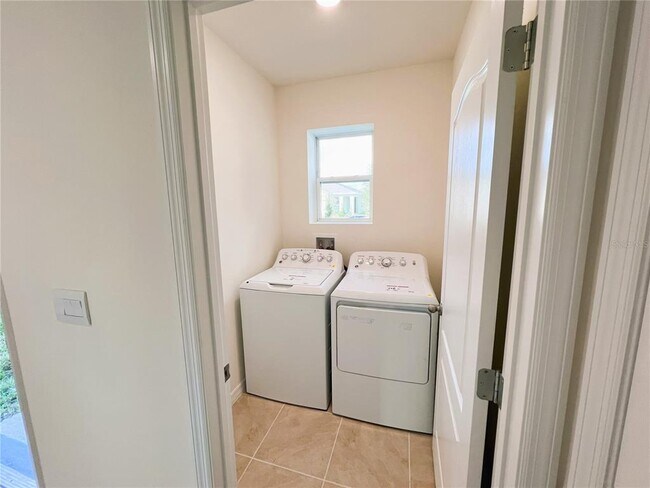 Building Photo - 2127 Desert Rose Dr