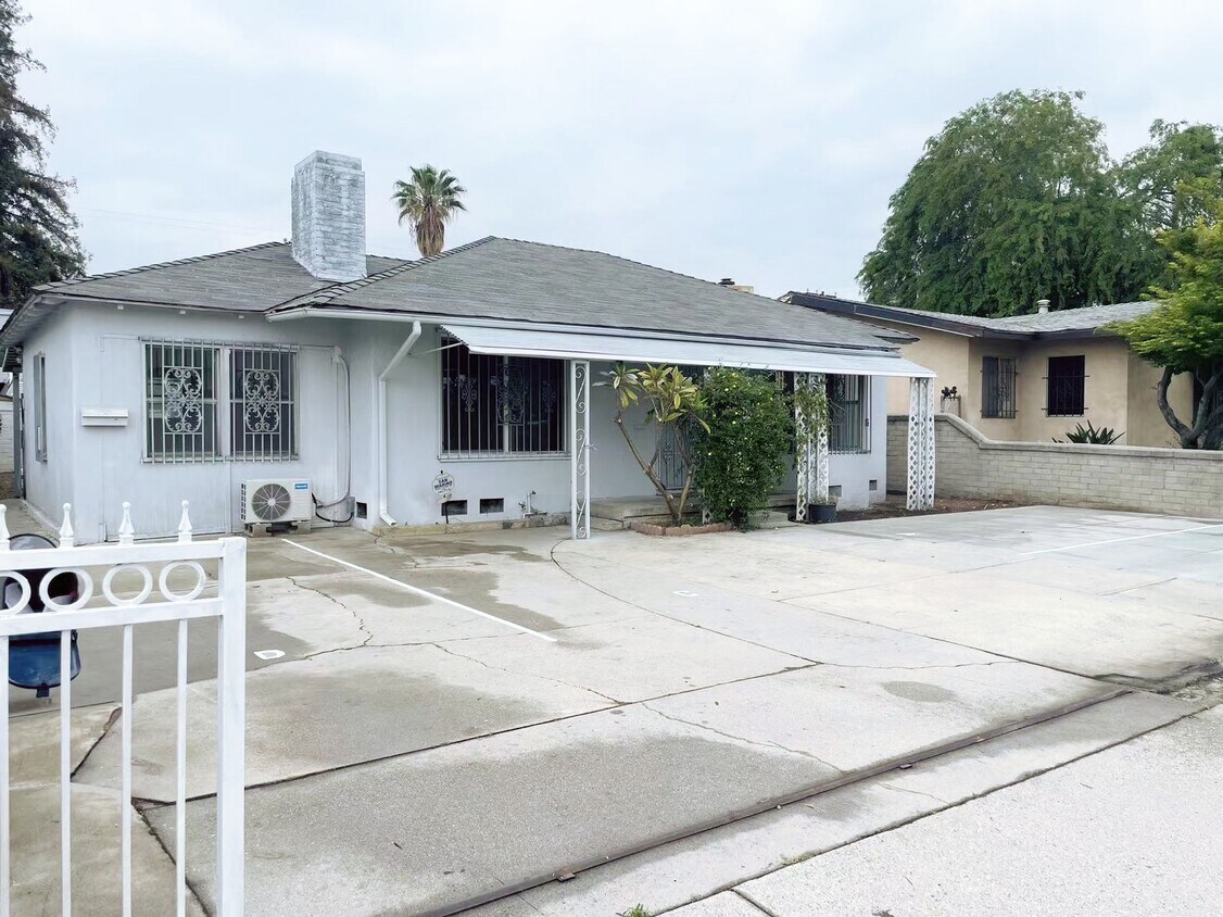 Primary Photo - 3343 E Del Mar Blvd