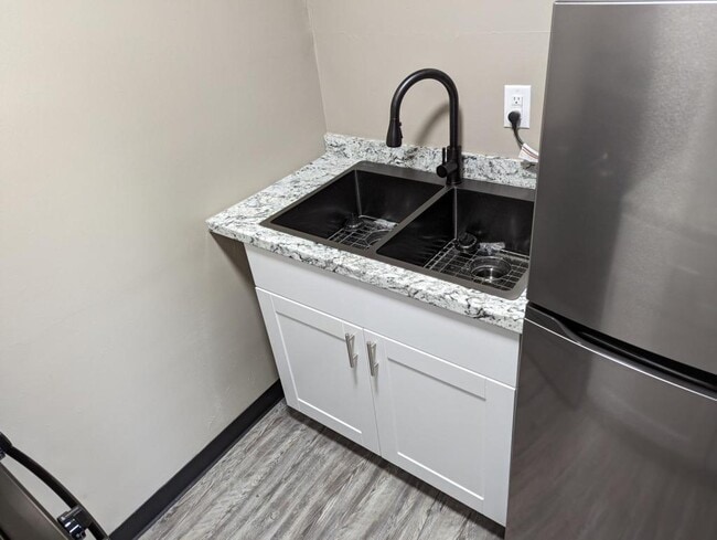 Building Photo - 2 James Pl