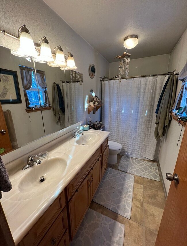Building Photo - Century 21 Gold Rush- 4bedroom 2.5bath- 38...
