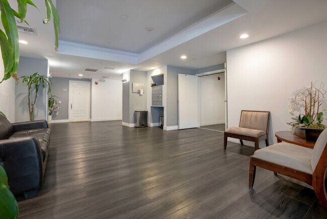 Building Photo - 1430 S Beverly Glen Blvd