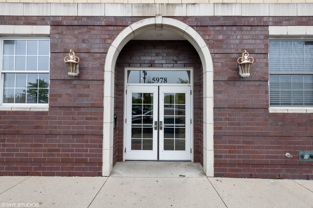 Building Photo - 5978 N Lincoln Ave