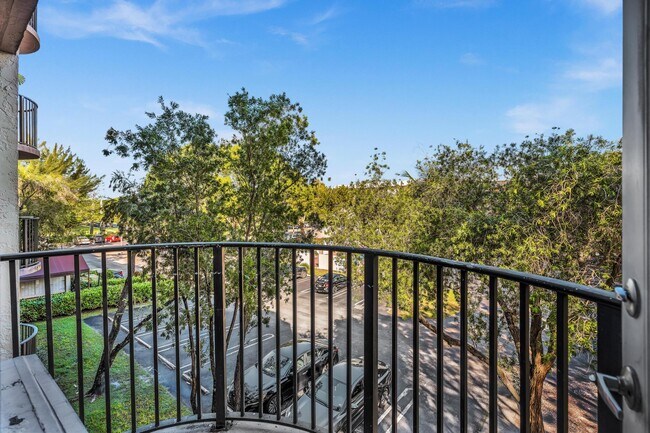 Foto del edificio - 2701 Riverside Dr