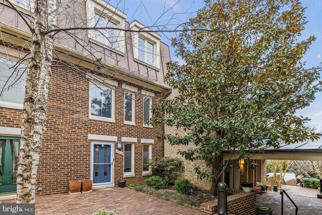 Foto del edificio - 4214 Embassy Park Dr NW