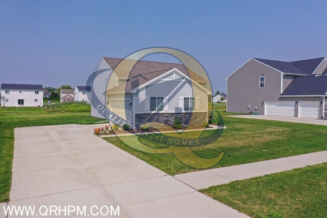 Building Photo - Immaculate Upgraded 3-Bed / 2-Bath Home in...