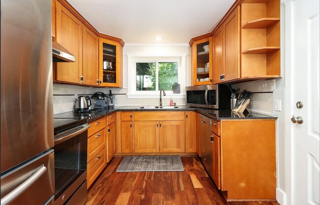 Building Photo - **$500 OFF THE FIRST FULL MONTH'S RENT** Beautifully updated Home on a Large Lot with Oversized 2...