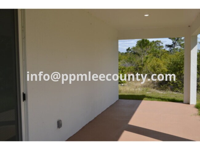 Foto del edificio - Fantastic 3 bedroom 2 bath 2 car garage canal front home in Lehigh Acres
