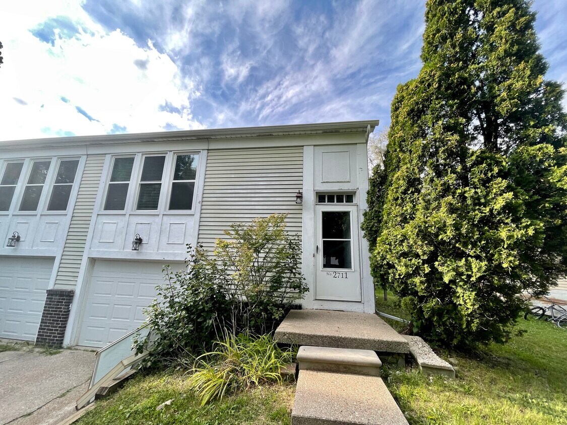 2709 Narraganset Dr, Lansing, MI 48910 Townhome Rentals in Lansing MI