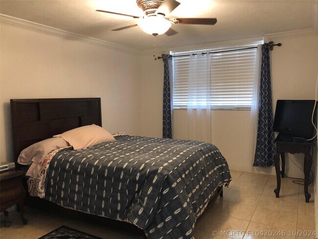 Foto del edificio - 9091 Lime Bay Blvd