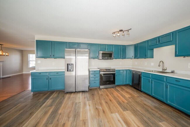 Building Photo - Amazing 4 Bedroom Home