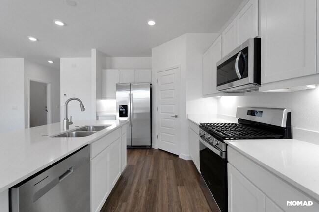 Building Photo - Charming 4BR House in Surprise