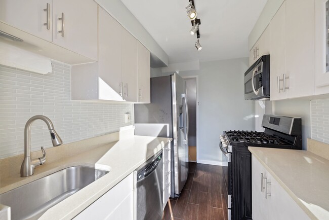 Kitchen Looking to the front - 509 E Custis Ave