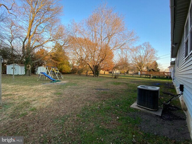 Building Photo - 9 Briar Ln