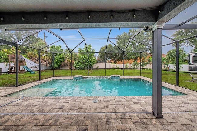 Building Photo - 606 Royal Crest Dr