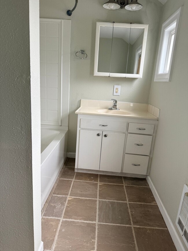 Foto del edificio - 2115 Wetmore Ave