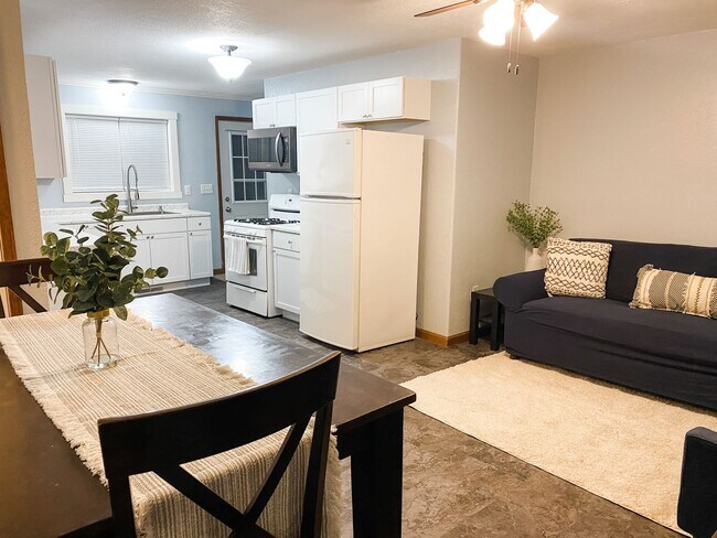 Building Photo - 2 Bed 2 Bath Duplex Home!