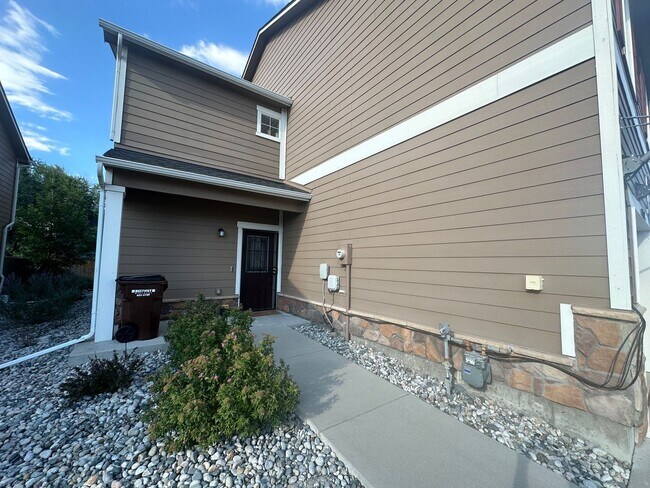 Building Photo - 3 Bed 3 Bath Townhouse with a 1 Car Attached Garage!!