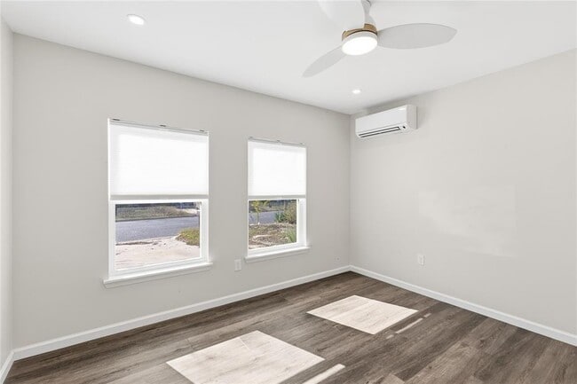 Building Photo - 404 Seminole Dr