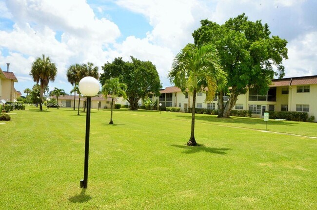 Foto del edificio - 9949 Sandalfoot Blvd