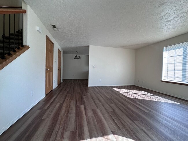 Building Photo - Stunning Spacious Duplex near Fairview Village!