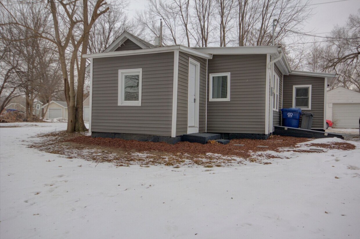 Primary Photo - 2 BED 1 BATH HOUSE FOR RENT