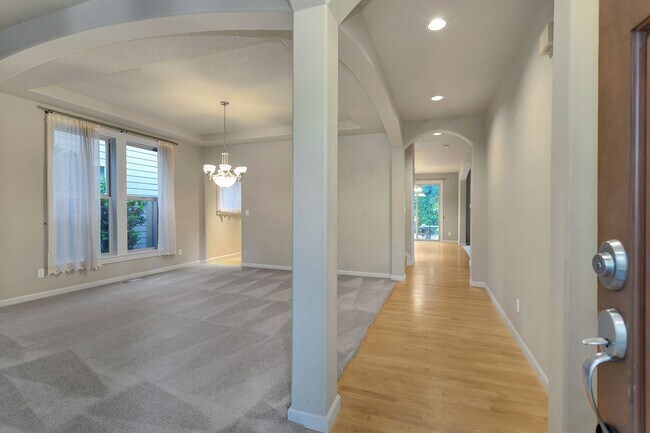 Building Photo - Fabulous 4BD/2.5BTH/2-Car Garage Renaissance Home in Rock Creek / Bethany area