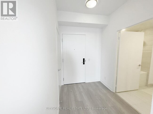 Building Photo - 285-285 Dufferin St