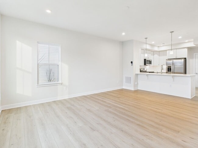 Building Photo - 8029 Lake Laurel Ln