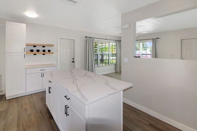 Foto del edificio - East Gate Annual Home for Rent