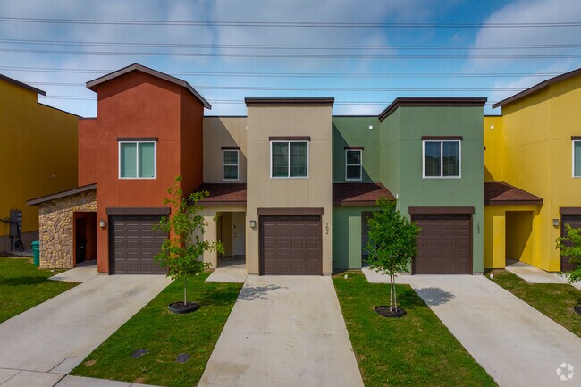 Filas de casas adosadas - Belcara Luxury Townhomes