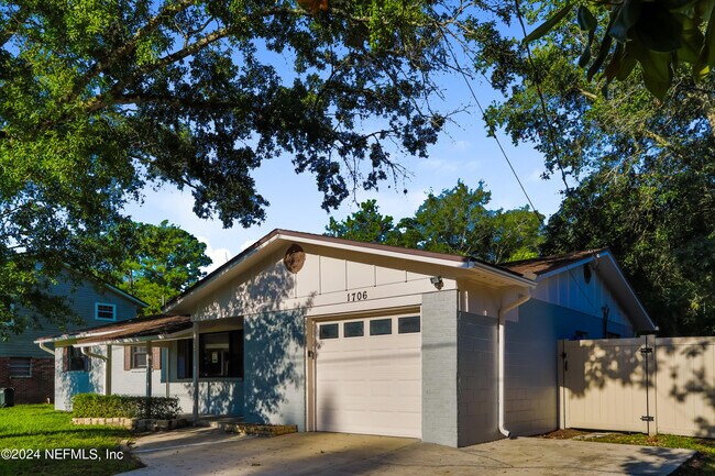 Foto del edificio - 1706 Grove Park Dr