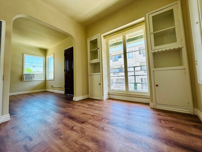 Dining Room - 1327 E Harvard St