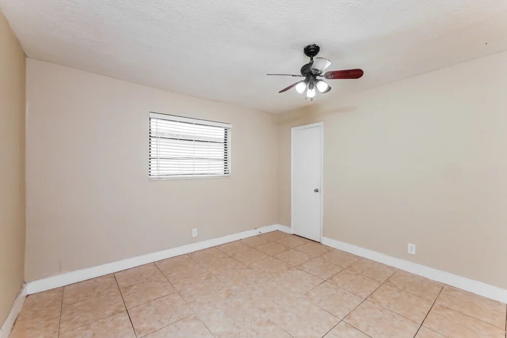 Building Photo - 3185 NW 40th Ct