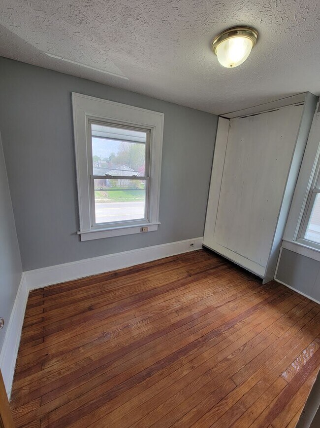 Building Photo - 504 W Waterloo Rd