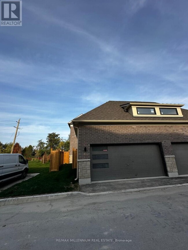 Building Photo - 333 Lindsay St N