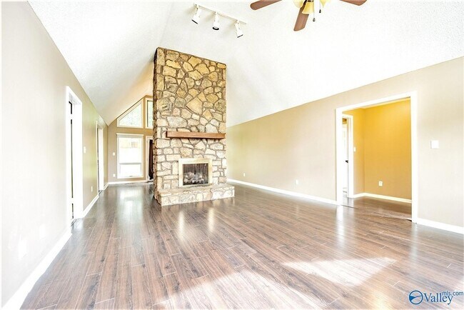 Foto del edificio - 710 Crestview Dr
