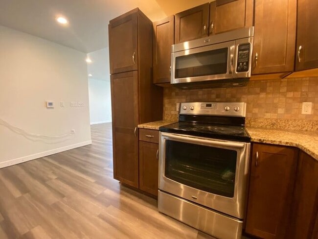 Building Photo - $2,575 | 1 Bedroom, 2 Bathroom Condo | Pet...