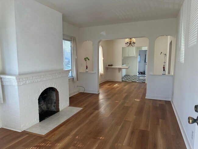 Foto del edificio - Corner Home in Daly City's Bayshore District