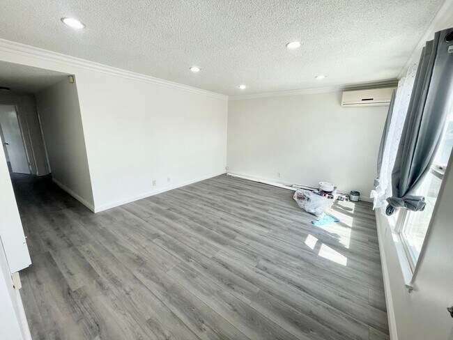 Building Photo - 155 W Norwood Pl