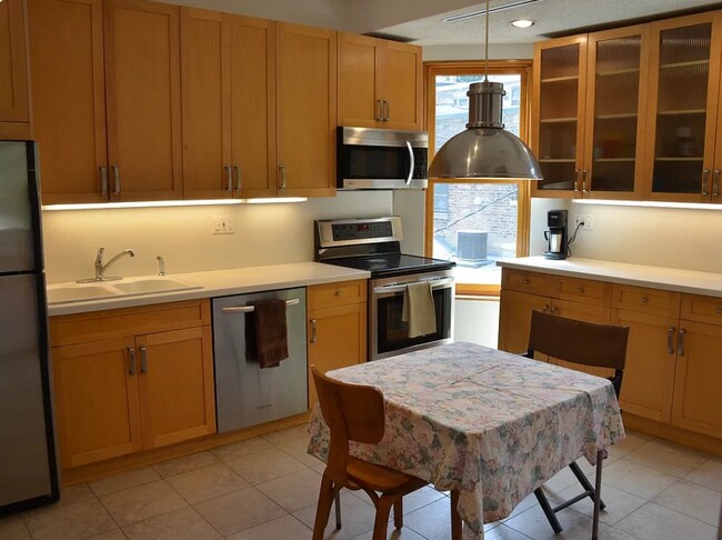 Foto del edificio - Charming Vintage Second Floor Duplex with In-Unit Laundry in Heart of Oak Park