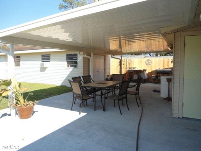 Building Photo - 205 Oakshire Dr
