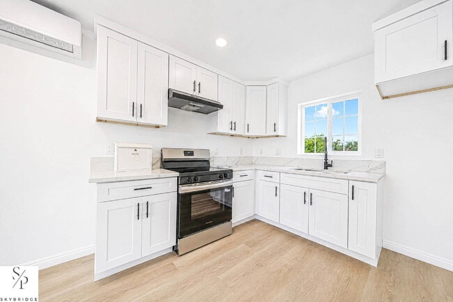 Building Photo - Bright 1BR in Los Angeles — Cozy, Convenient City Living