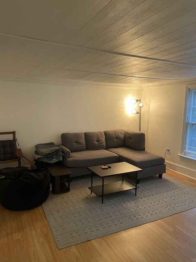 viviendo - 826 N Aurora St