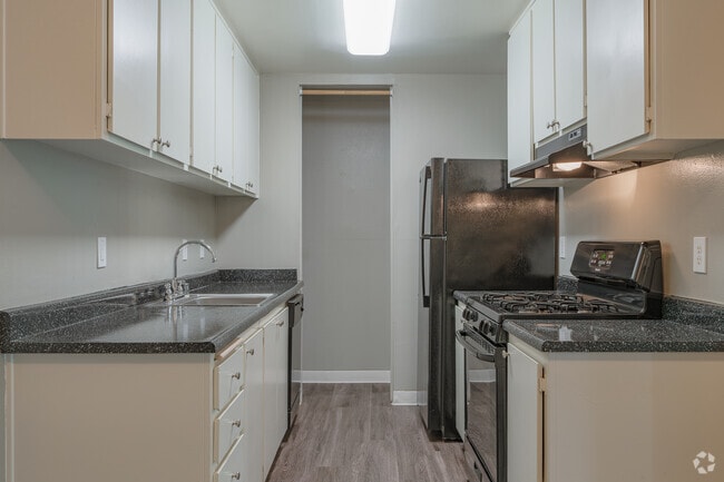 2BR, 1BA - 799 SF - Kitchen - The Overlook