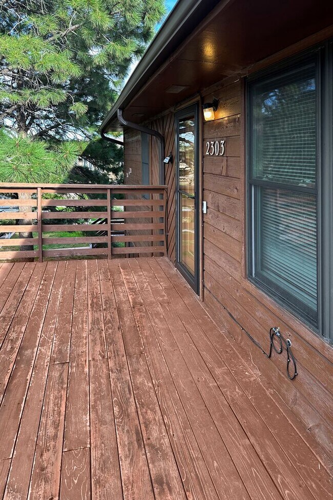 Building Photo - Great 2 Bedroom 1 Bath Condo on the NW Side.
